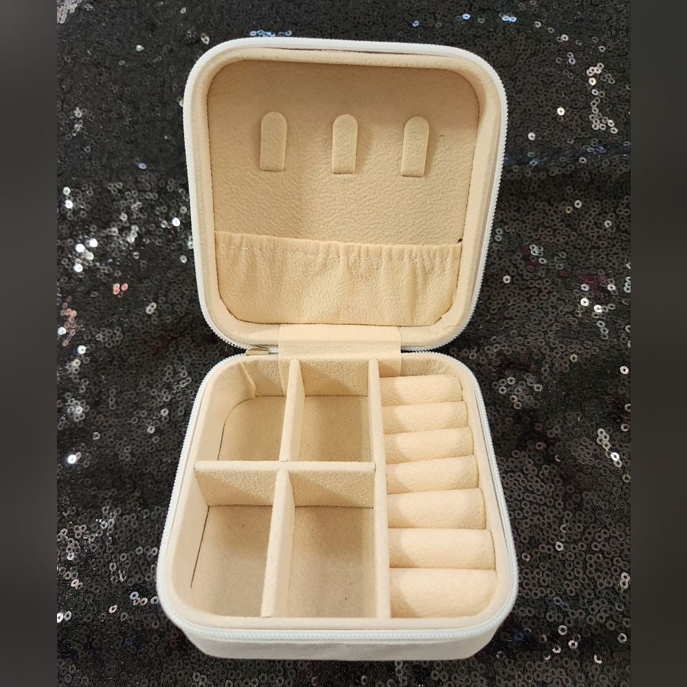 White Square Zip Close Travel Jewelry Box